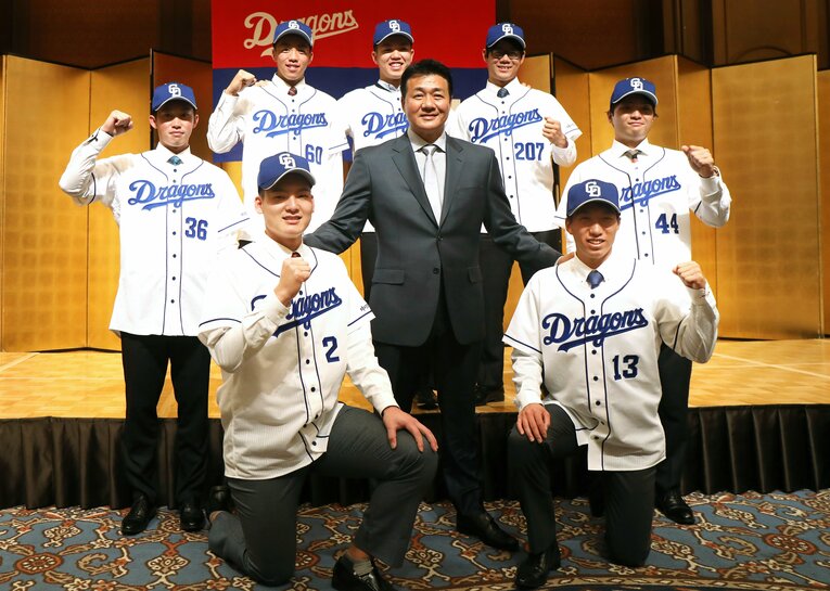 2020年入団の同期選手と与田剛監督（当時）。松田さんは写真後列右　©JIJI PRESS