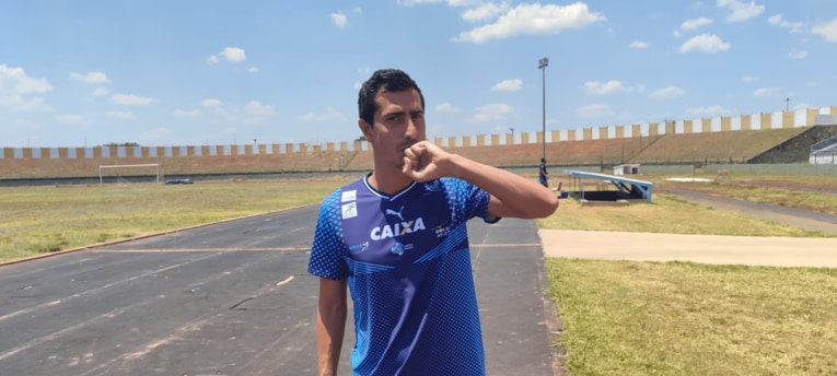 指輪にキスするカイオ。指輪を間近で見せてもらうと…写真はまだまだ続きます　©Hiroaki Sawada