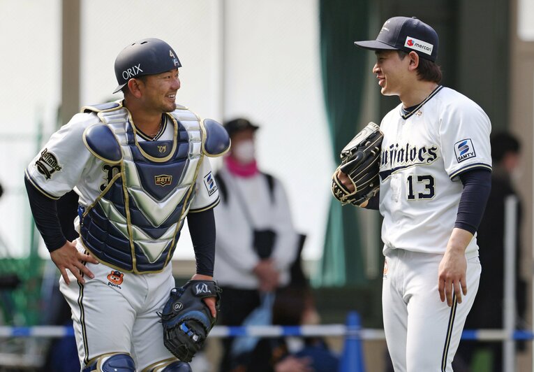 宮城大弥（右）を「嫌なピッチャー」と評価する森友哉　©︎JIJI PRESS