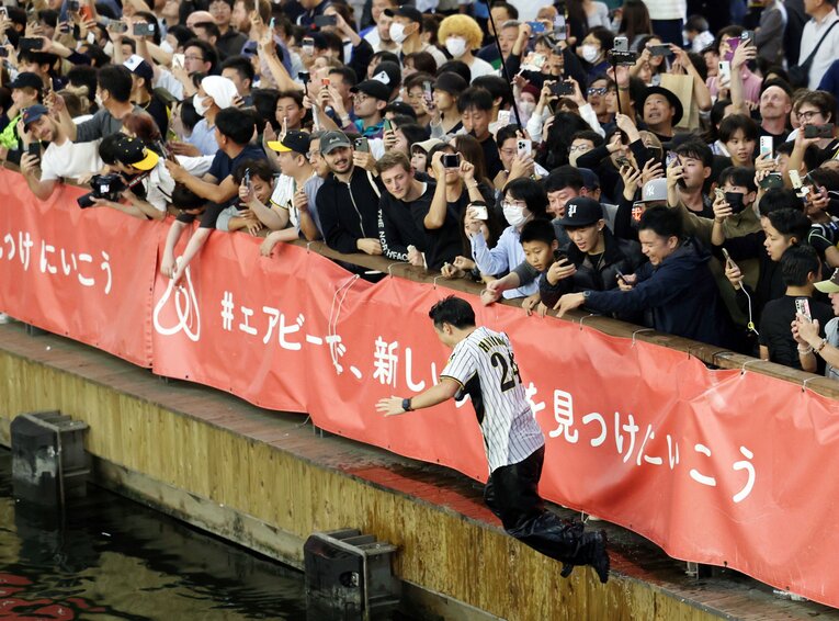 やっぱりダイブした人はいた。外国人の姿も（全5枚中の5枚目）　©JIJI PRESS