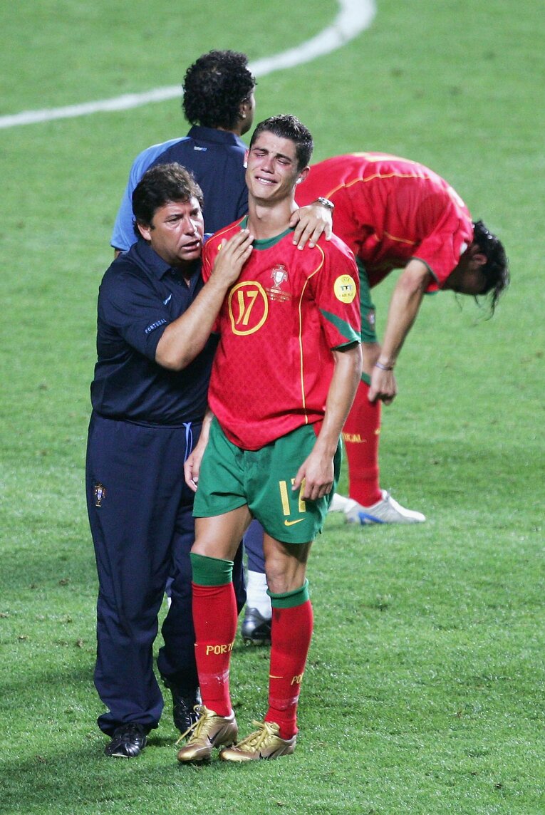 EURO2004 　決勝でギリシャに負けて泣くロナウド　(C)Getty Images
