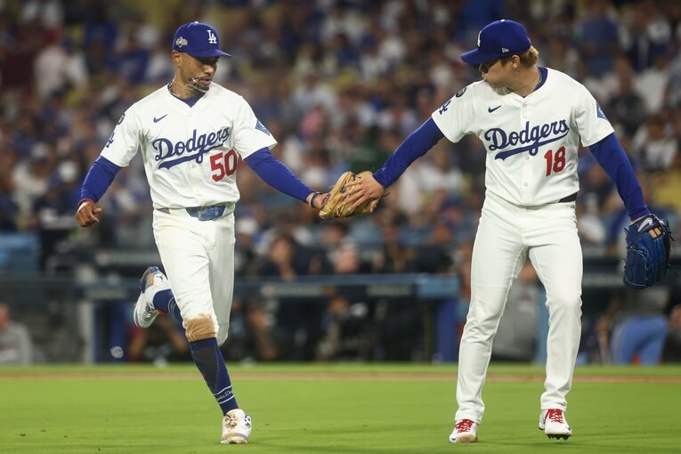 山本由伸ら投手陣を華麗な守備でサポートするムーキー・ベッツ　©︎Getty Images