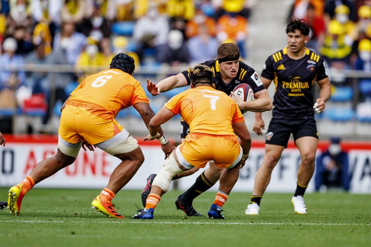 FLトゥパ フィナウ（左）とFL末永健雄のダブルタックル（スピアーズ）©︎Kiichi Matsumoto