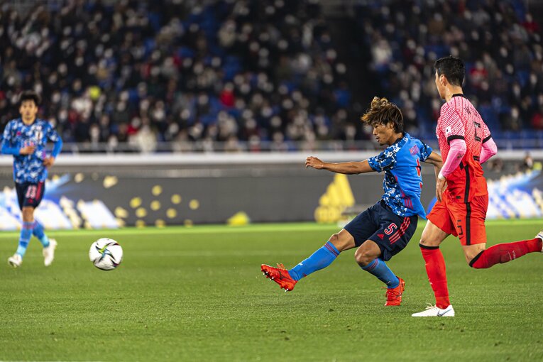 日韓戦での守田©JMPA