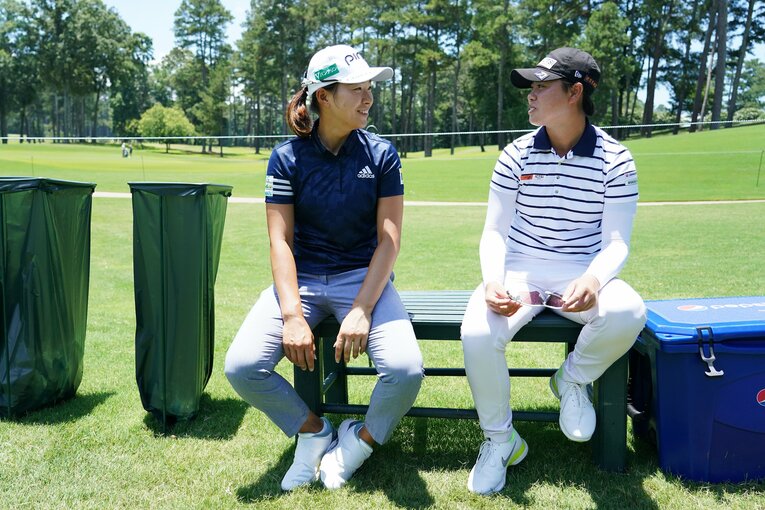 渋野日向子（左）ら日本人選手も出場する「シェブロン選手権」。今季初メジャー戦でも笹生の笑顔は見られるだろうか　©︎Shizuka Minami