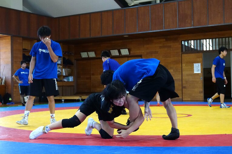 練習で足を取る藤波朱理　©Koji Fuse