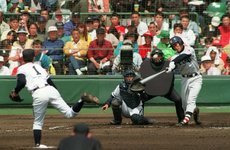 森本監督時代の1998年春のセンバツではベスト8まで進出。松坂大輔（打席）擁する横浜に敗れた　©JIJI PRESS