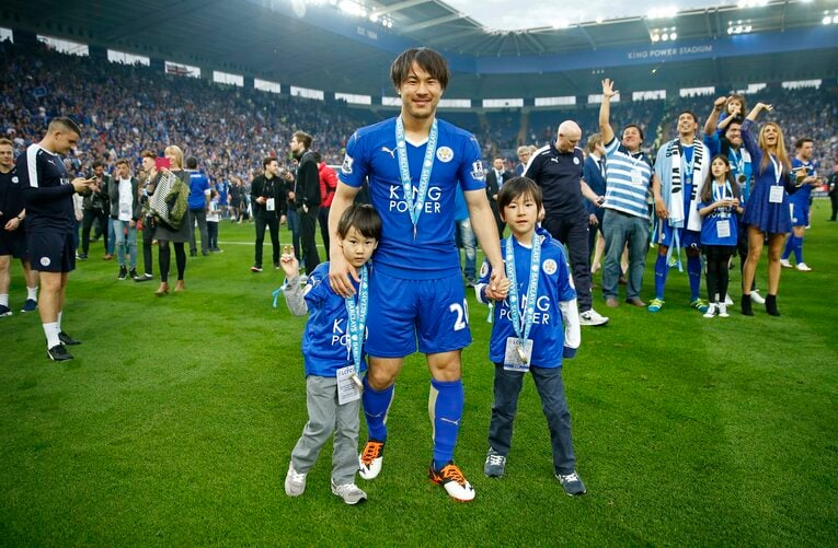 レスター時代、ともに海外で戦ってきた子どもたちと優勝の喜びを分かち合う（スクロールすると他の写真がご覧になれます）　©Reuters/AFLO