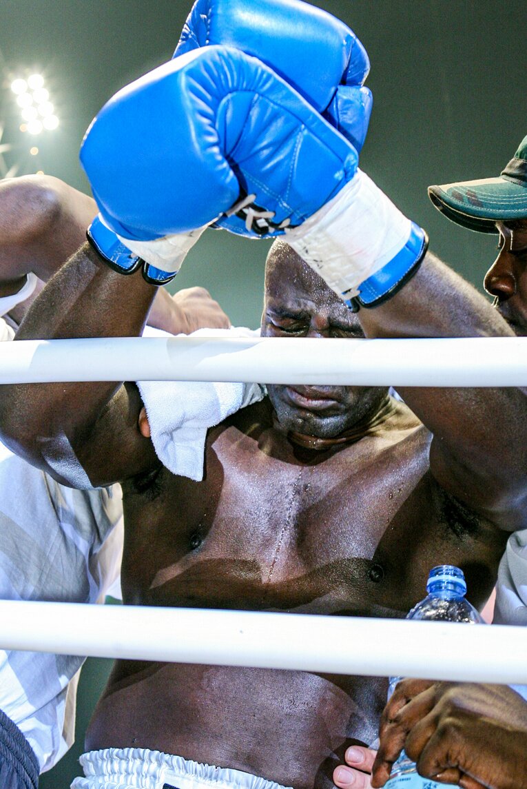 K-1 WORLD GP 2006でセーム・シュルトに敗北し、感極まったホースト