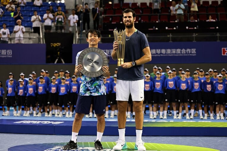 170cmと小兵の西岡だが技術とスピードで長身選手と渡り合っている。ちなみに右のカレン・ハチャノフは198cm　©Getty Images