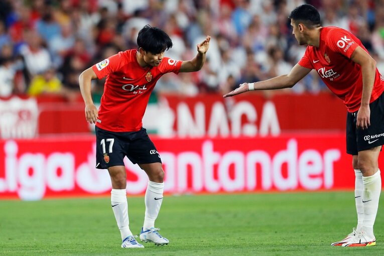 「クボ、ユニホームお願い」来季のレアル去就報道が出てもマジョルカで愛される久保建英…「残留か降格の最終節」で輝くか〈撮影者の視点〉(12)