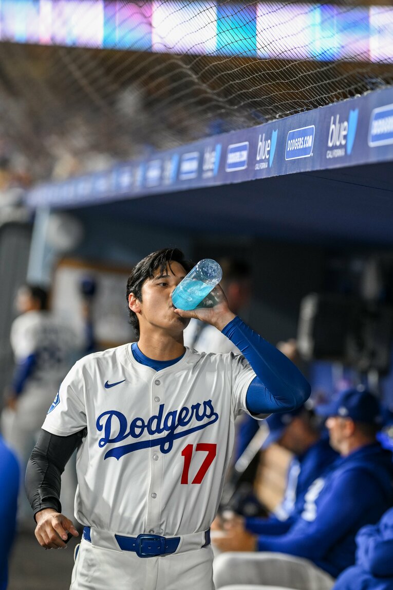 【Numberカメラマンが激写・大谷翔平の愛される日常2025年7月版：全100枚超】ベンチでの珍しい姿…水をゴクゴク　©Nanae Suzuki