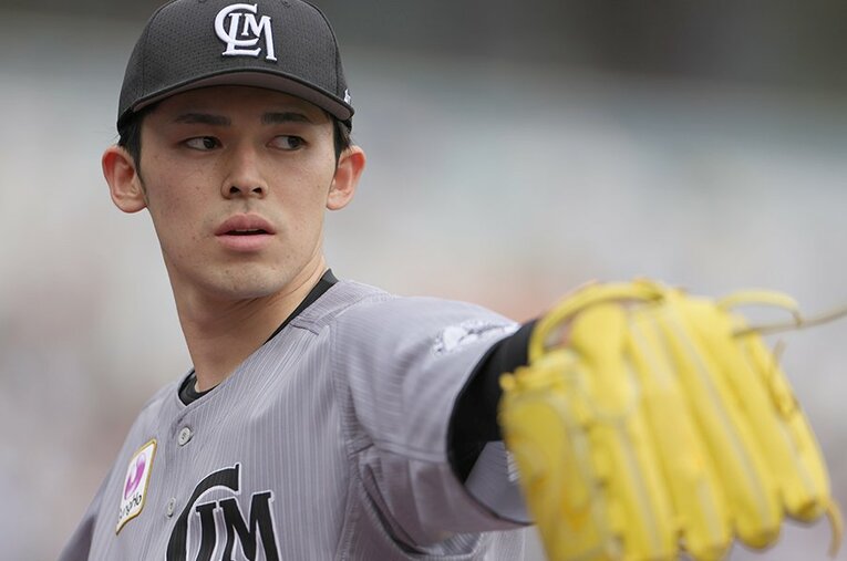 2試合連続の完全試合達成まで残り僅かに迫った102球8回で降板した佐々木朗希 ／ photograph by JIJI PRESS