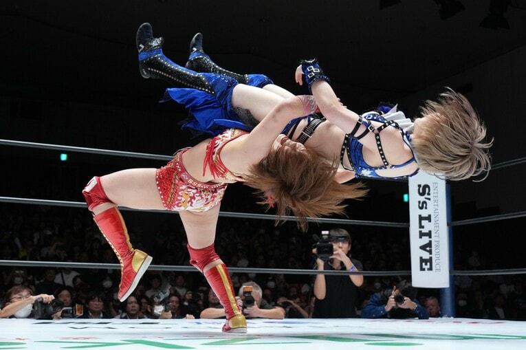 安納サオリを投げるSareee　©Essei Hara