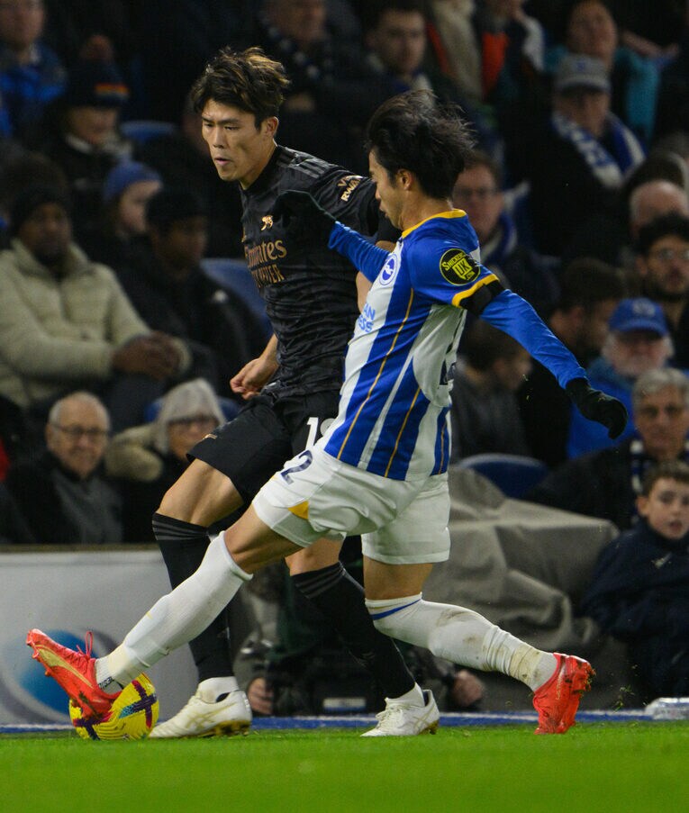 60分に冨安は右SBベン・ホワイトに代わって投入された。その4分後、三笘が冨安からボールを奪う。これを起点に三笘自身のゴールが生まれた　©Getty Images