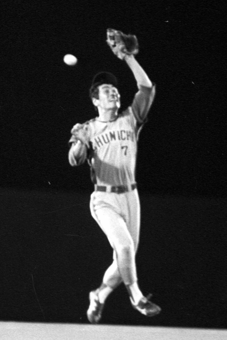 打球を右額に当てた中日・宇野勝　©︎KYODO