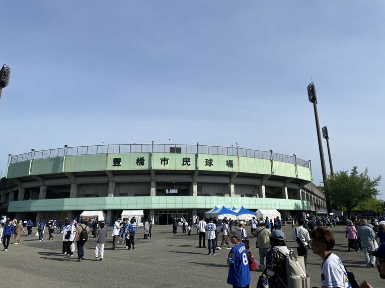 5月13日、豊橋市民球場での中日対ヤクルト戦。火曜日の昼過ぎ、16時の開場を待つファンでにぎわっていた