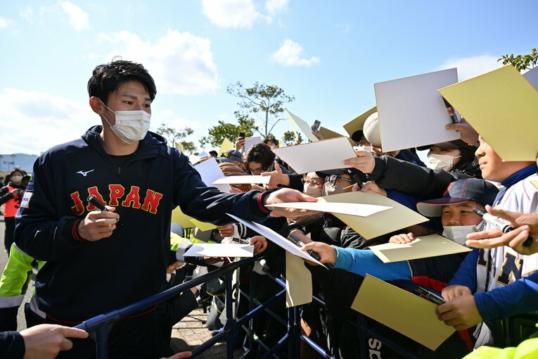 子どもたちを中心に要望に応えていく佐々木 ©Hideki Sugiyama