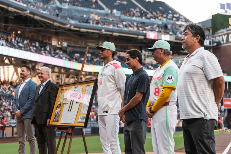 ダルビッシュ日米204勝のセレモニーには、野茂英雄（右端）の姿も　©Getty Images