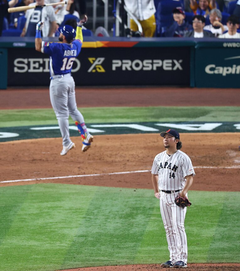 アブレイユの逆転3ランを呆然と見つめる伊藤　©Sankei Shimbun