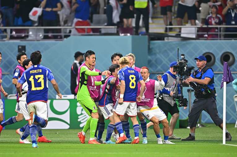 長友が機先を制す　©Takuya Kaneko／JMPA