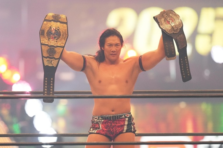 AEWインターナショナル王座とNEVERのベルトを掲げる竹下幸之介　©Essei Hara