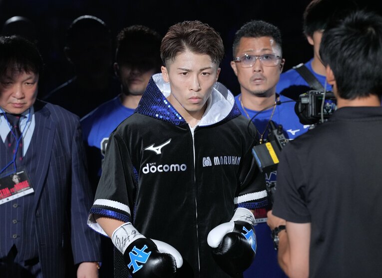 7月25日、有明アリーナ。引き締まった表情で入場する井上尚弥　©Naoki Fukuda