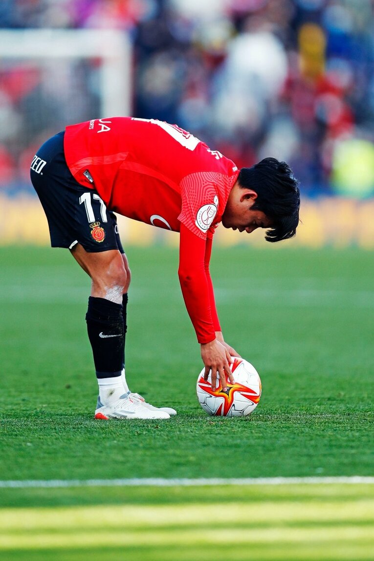 久保建英“オレが蹴る”FK弾→手荒い祝福に「い、痛いんですけど」 カメラマンが至近距離でとらえた一撃と、ファンから“感謝の大拍手”(27)