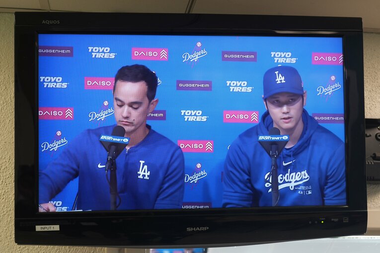 水原一平氏の違法賭博関与の問題について声明を発表した大谷翔平。左はウィル・アイアトン通訳　©︎JIJI PRESS