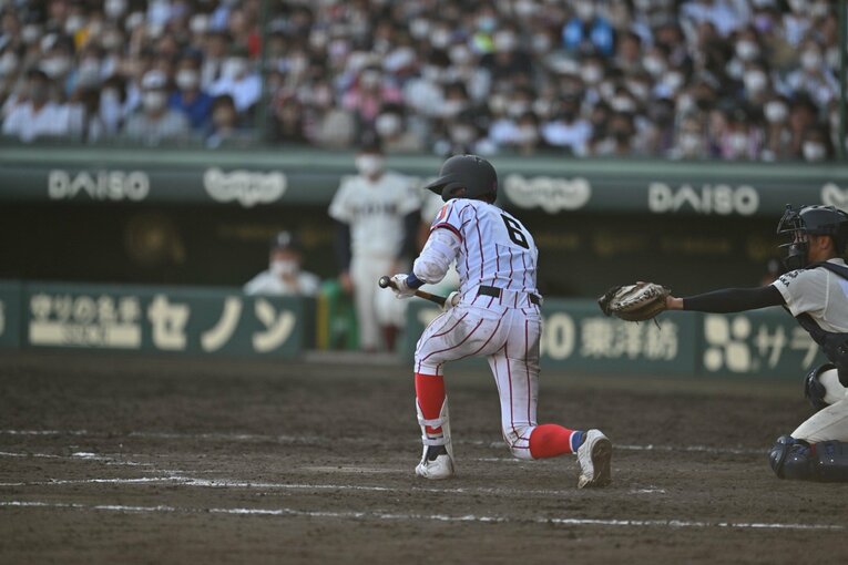 3番・仲井慎が送りバントを成功。1死二、三塁　©Hideki Sugiyama