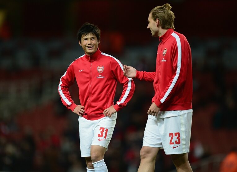 アーセナル時代、ベントナーと談笑する宮市　©Getty Images