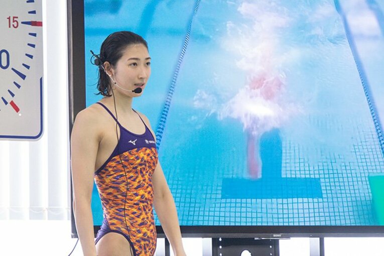 披露した自身の模範泳法動画をモニターに投影しながら解説