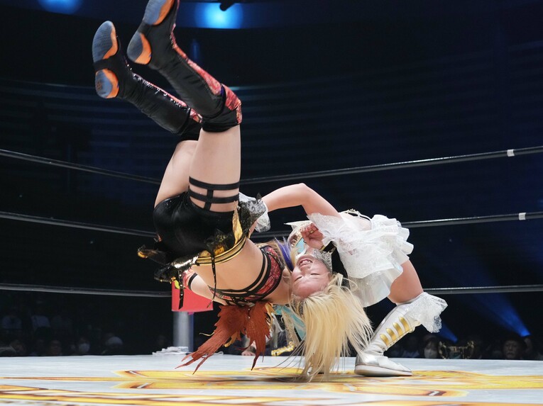 スープレックスで翔月なつみを投げるビクトリア弓月　©Essei Hara