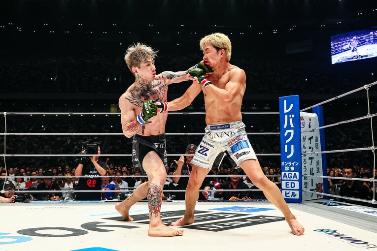 決定打となった平本蓮の左が朝倉未来の顔面をとらえた瞬間　©RIZIN FF Susumu Nagao