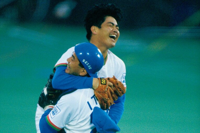 本拠地で迎えた第7戦、最後のバッター野村を三振に斬ってとり、抱き合って喜ぶ工藤と伊東のバッテリー ／ photograph by Koji Asakura