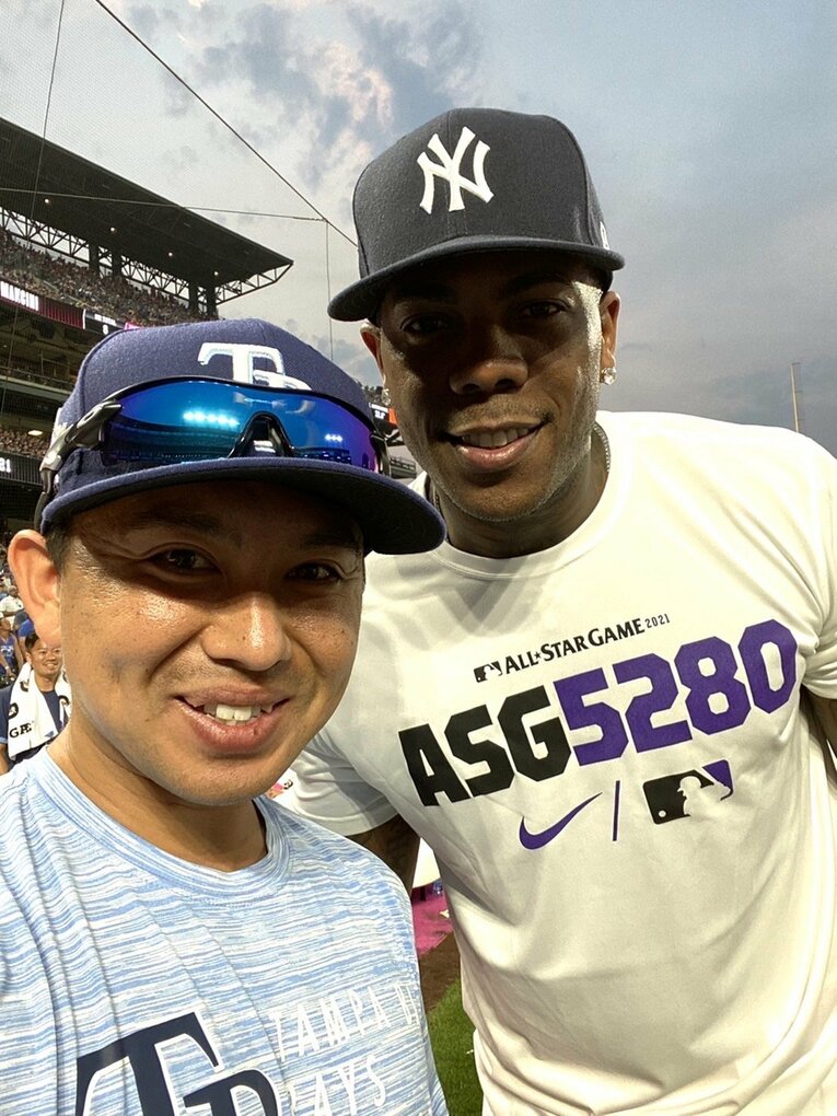 ヤンキースのチャップマンと佐野さん（本人提供）