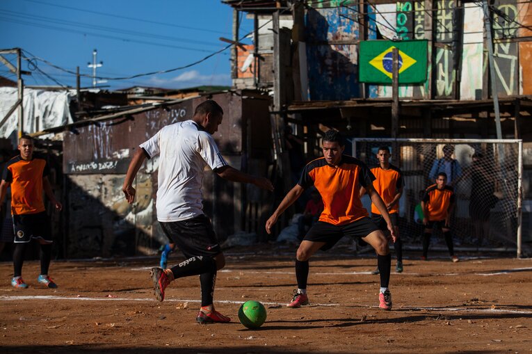 サンパウロの街中にはいたるところにサッカー場があった。対して野球は……？　©getty