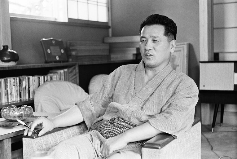 巨人、西鉄、大洋、近鉄、ヤクルトの監督を歴任した三原脩。新人の若松勉をレギュラーに抜擢した　©BUNGEISHUNJU