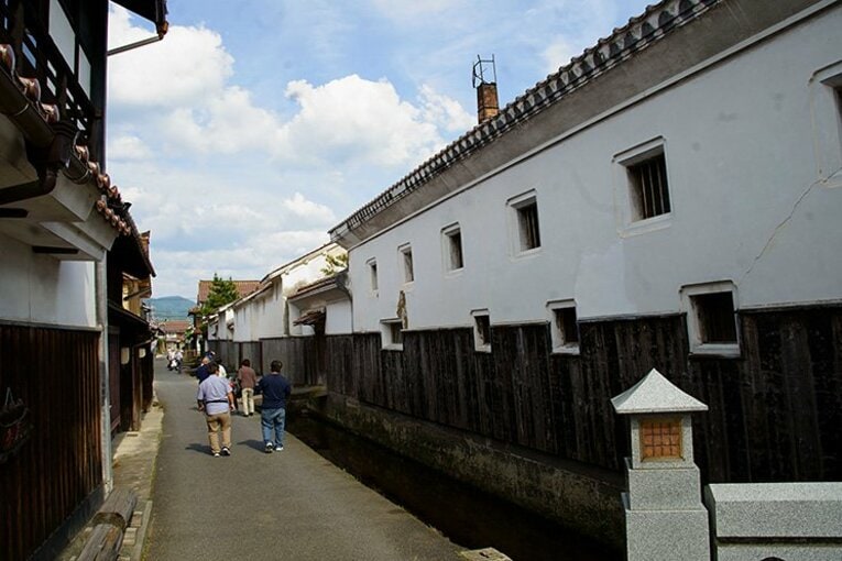 倉吉の昔からある市街地にある名所・白壁土蔵群。江戸から明治初期に建てられた建物が当時の面影を偲ばせる。