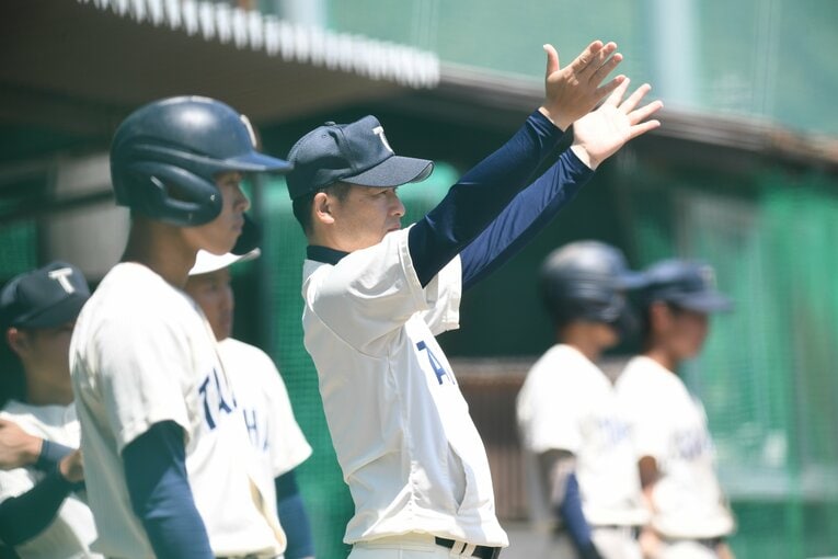 選手に指示を出す石飛監督 ©Kota Inoue