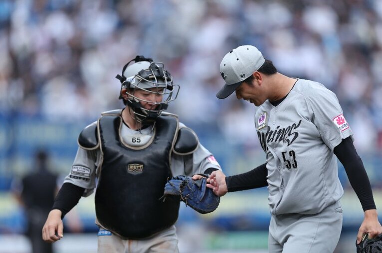 寺地と木村の「十代バッテリー」二人の絆は深い ／ photograph by Chiba Lotte Marines