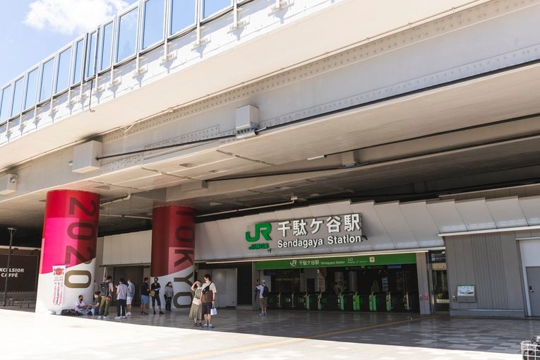 改札口を出ると、頭上に首都高新宿線が走っている