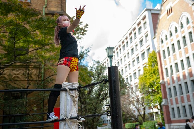 2021年11月、マスク着用が義務づけられるなか慶應大学「三田祭」のリングに登場した無村架純