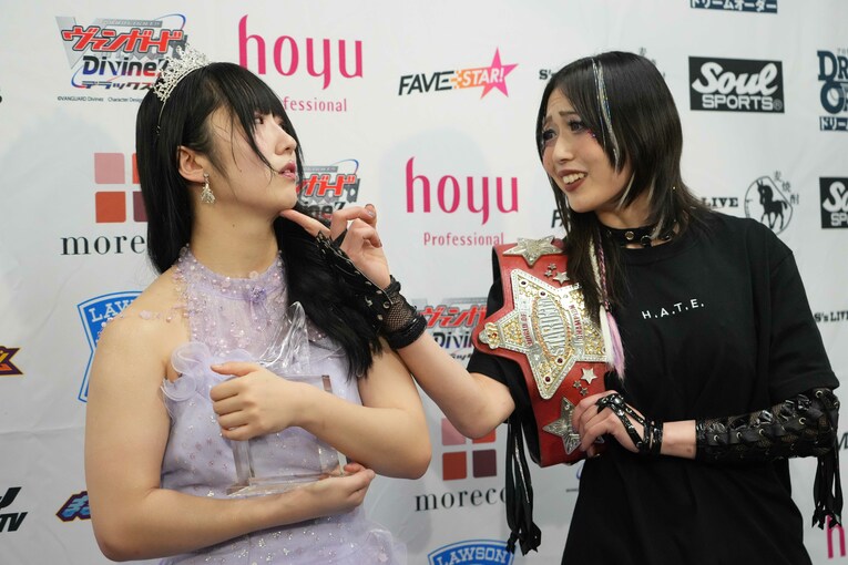 シンデレラになった玖麗さやかにちょっかいを出す上谷沙弥　©Essei Hara