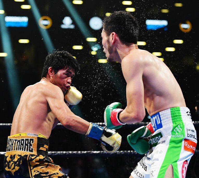 岩佐を苦しめたタパレスの右フック　©Getty Images