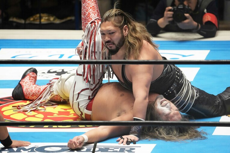 パウダー攻撃に乗じて辻陽太からフォールを奪ったEVIL。3月8日、後楽園ホール　©Masashi Hara