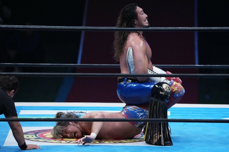 ボストンクラブで棚橋弘至を攻める辻陽太　©Essei Hara