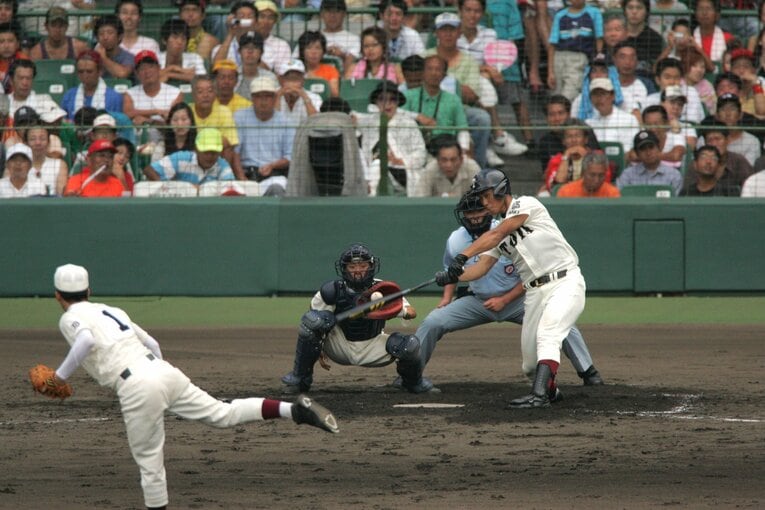 2006年の夏の甲子園、中田翔は斎藤佑樹（早稲田実業）に空振り三振に切って取られた　©️Sankei Shimbun