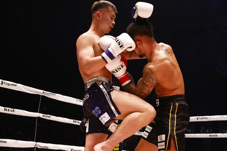 YA-MANは1Rでダウンを奪うも、その後は中村も盛り返して大熱戦に　©RISE