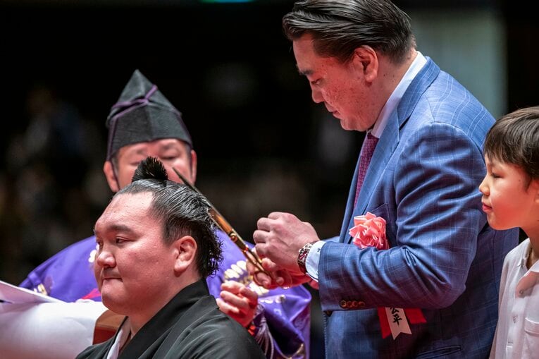 断髪式で鋏を入れる盟友の日馬富士　©Takuya Sugiyama